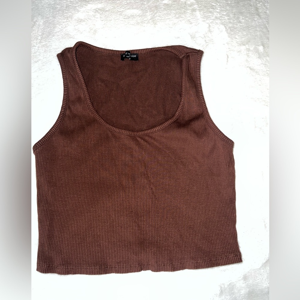 Brown top. Size XL. No tags but it was never used. Brand new.